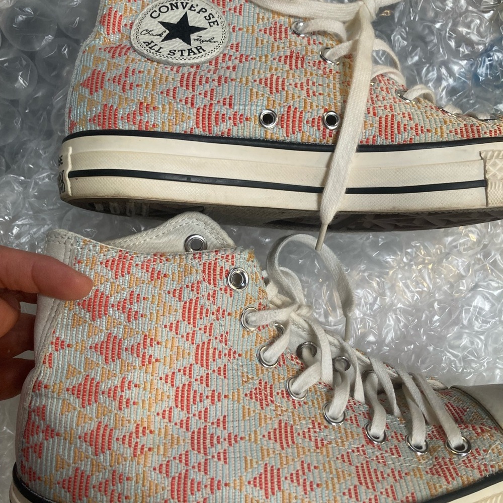 Like new women’s 8.5 high top Converse - Picture 8 of 13
